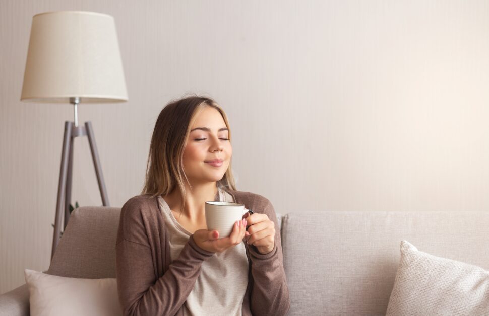 自宅でコーヒーの香りを楽しむ女性